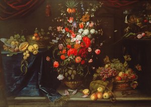 Et stilleben af sommerblomster i en skulptureret urne
